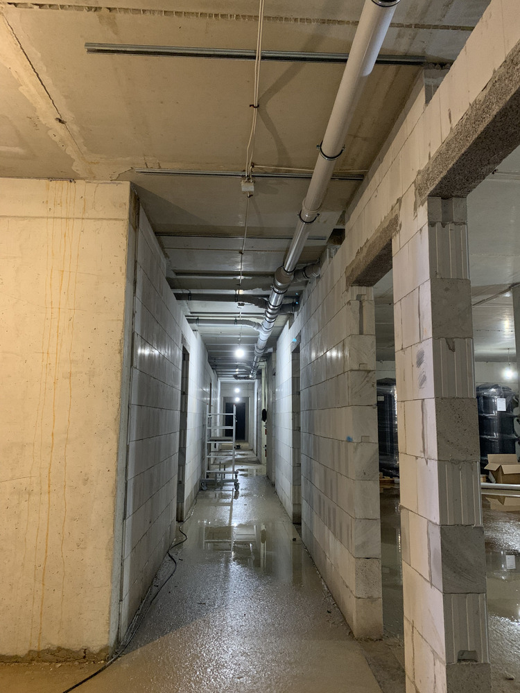 Bild aus dem Jahr 5. Mai 2025, Rohbau fertig, Start Rohinstallation, Lieferung Fenster