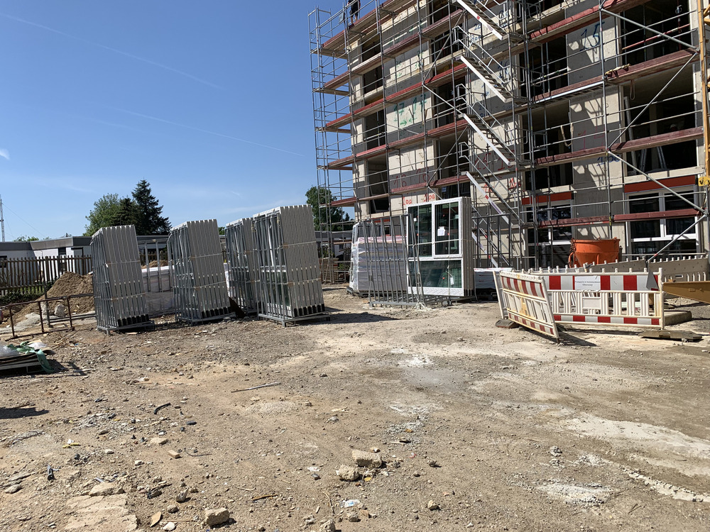 Bild aus dem Jahr 5. Mai 2025, Rohbau fertig, Start Rohinstallation, Lieferung Fenster